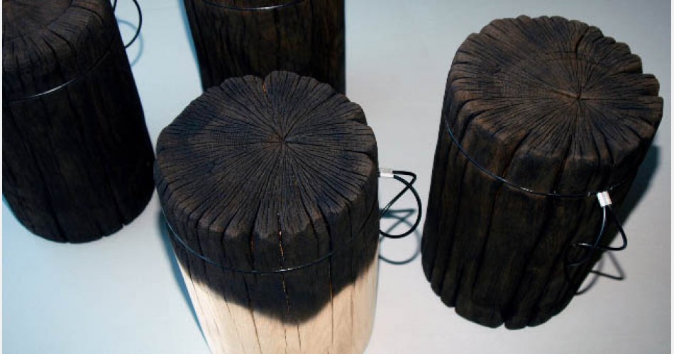 Malafor, "Pniak spalony", stołki powstałe w wyniku naturalnej termicznej obróbki drewna. Jest dostępny w trzech wersjach - każda z nich odpowiada innemu stadium spalenia, czyli jedna trzecia, dwie trzecie oraz trzy trzecie., fot. dzięki uprzejmości artystów